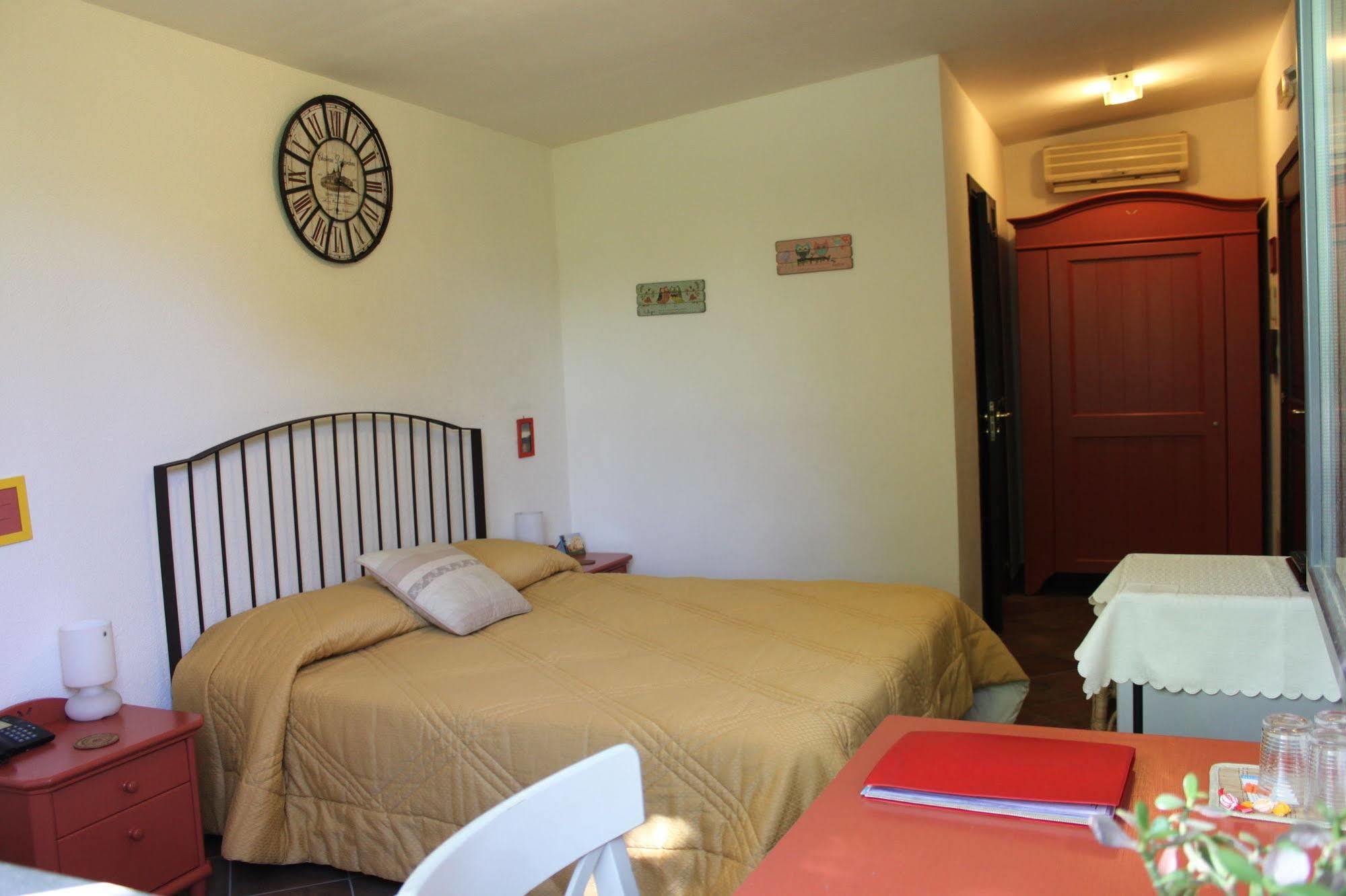 Flegrea House Aparthotel ปอซซุออลี ภายนอก รูปภาพ