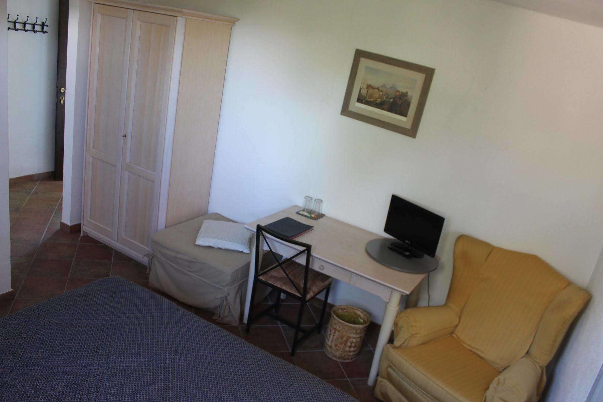 Flegrea House Aparthotel ปอซซุออลี ภายนอก รูปภาพ