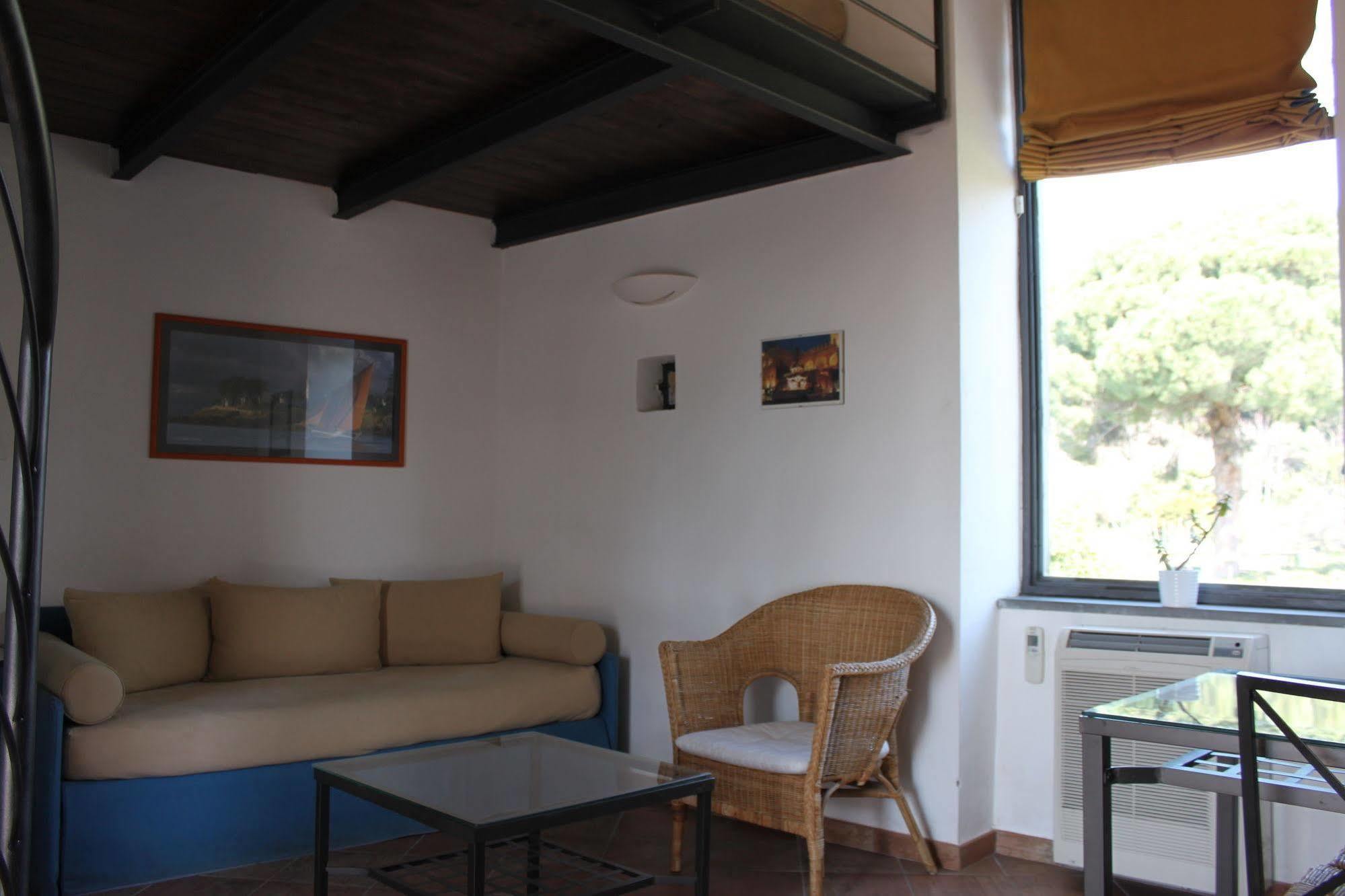 Flegrea House Aparthotel ปอซซุออลี ภายนอก รูปภาพ